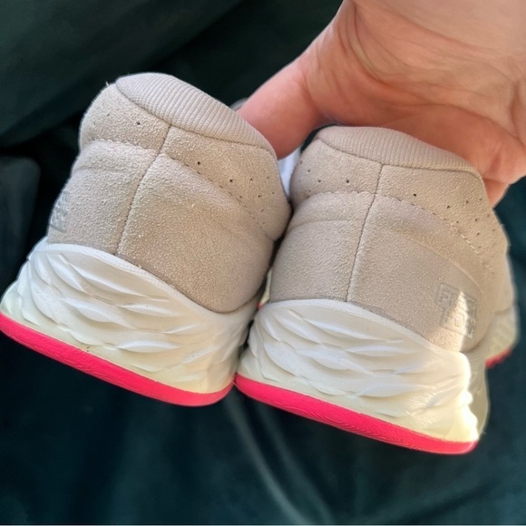 New Balance Suede Fresh Foam Arishi V2 Running Shoe Size 9.5 EUC Gray Pink - Picture 5 of 7